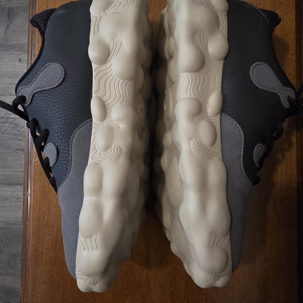 UIN Women's Black and Gray Shoes - Picture 3 of 5